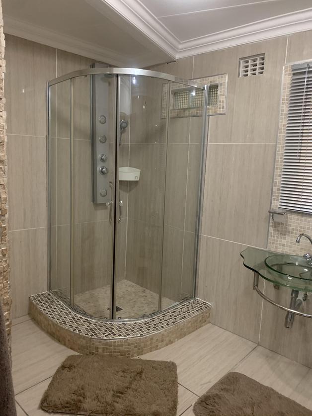 Shower of en-suite and mirror 